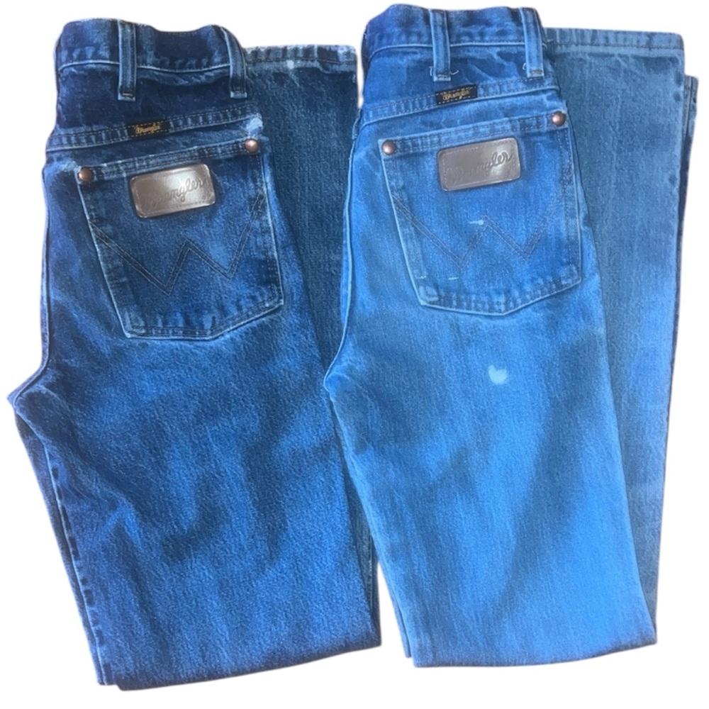 Wrangler Relaxed Fit Jeans in Dark and Light Blue size 27 x 32